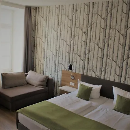 Eifelbraeu فندق 4*